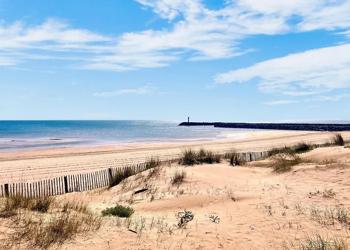 Pop, 25, Port Nature, Village Naturiste Holiday home Agde